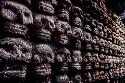 Rack di teschi o Tzompantli, Azteco, Messico, Templo Mayor, 2010 da Kenneth Garrett