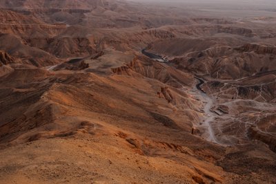 Alba che sorge sulla Valle dei Re, Vista dalla cima di el-Qurn, tom..., 2003 (foto) da Kenneth Garrett