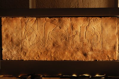 Panca del trono del Tempio 19, Palenque, Messico, incisione di Akhal Mo Nab, 2005 da Kenneth Garrett