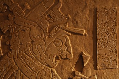 Panca del trono del Tempio 21, incisione del re Akhal Mo Nab, Palenque, Messico, 2005 da Kenneth Garrett