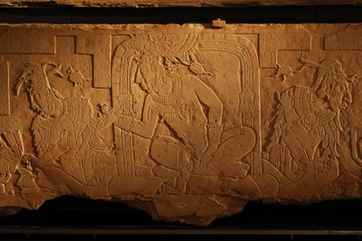 Panca del trono del Tempio 21, incisione del re Akhal Mo Nab, Palenque, Messico, 2005 da Kenneth Garrett