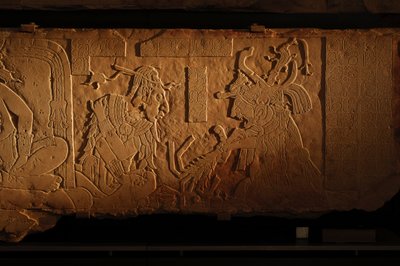 Panca del trono del Tempio 21, incisione del re Akhal Mo Nab, Palenque, Messico, 2005 (foto) da Kenneth Garrett