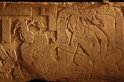 Panca del trono del Tempio 21, incisione del re Akhal Mo Nab, Palenque, Messico, 2005 (foto) da Kenneth Garrett