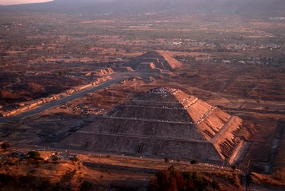 Teotihuacan; Piramide della Luna; Piramidi; Mesoamerica; Messico; Culture antiche, 2005 da Kenneth Garrett