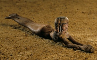 Cucchiaio per unguento; regno di Amenhotep III; legno; oro da Kenneth Garrett