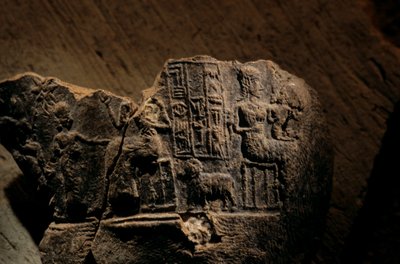 Urkesh, Impero Hurrita, Siria, 2400 a.C., Giorgio Buccellati, impressione di sigillo di fango di qu..., 2004 (foto) da Kenneth Garrett
