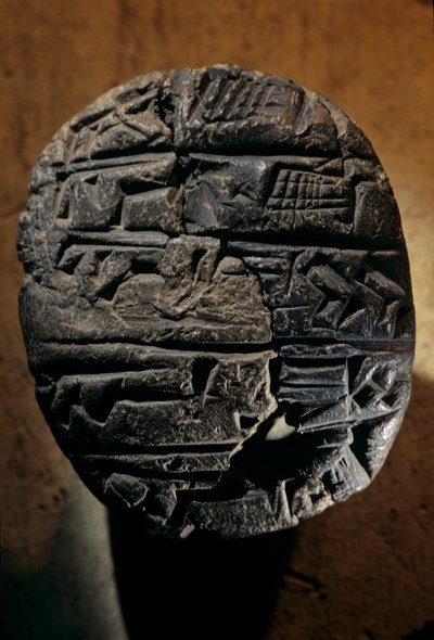Urkesh, Impero Hurrita, Siria, 2400 a.C., Giorgio Buccellati, tavoletta scolastica per esercizi di scrittura..., 2004 (foto) da Kenneth Garrett