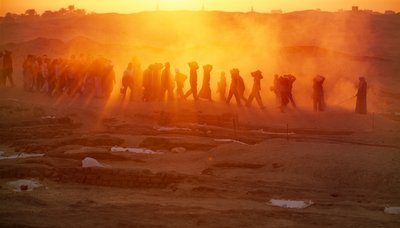 Lavoratori trasportano materiali in uno scavo archeologico ad Abydos, 2005 da Kenneth Garrett