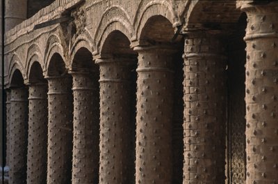 mm7167, Caravanserraglio, antico, posto di commercio ebraico, Stella di David su colonne, Herat, 2004 da Kenneth Garrett