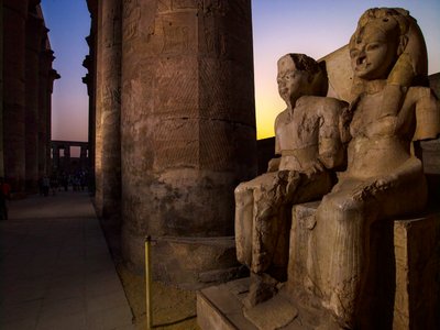 mm7864; XVIII Dinastia; Nuovo Regno; Egitto, Statue di Tutankhamon e moglie Ankhsenamun, 2009 (foto) da Kenneth Garrett