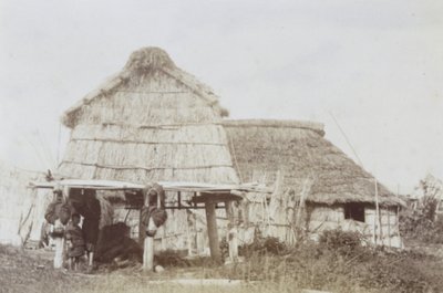 Magazzino Ainu con bambini Ainu, c.1890s da Kenzô Tamoto
