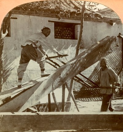 Una segheria cinese, Pechino, Cina, 1900 da Keystone View Company