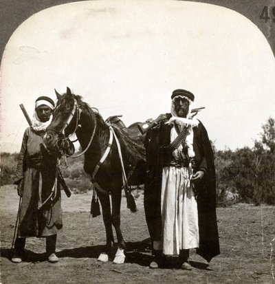 Uno sceicco e la sua guardia del corpo, Siria, anni 1900 da Keystone View Company