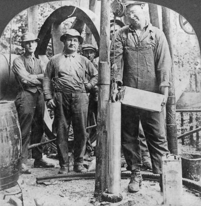 Riempimento di un guscio con nitroglicerina, campo petrolifero in Pennsylvania, USA, inizio XX secolo da Keystone View Company