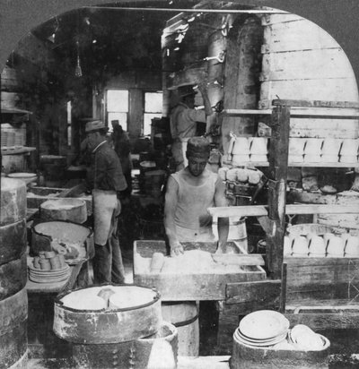 Cottura di stoviglie nel noto centro di ceramica, Trenton, New Jersey, USA, inizio XX secolo da Keystone View Company