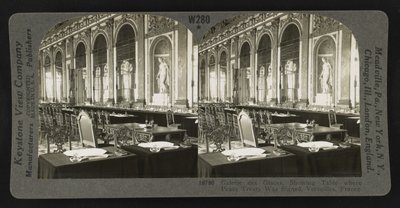 Galleria degli Specchi, tavolo dove fu firmato il trattato di pace, Versailles da Keystone View Company