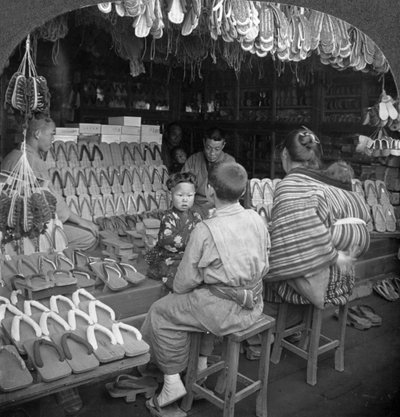 Negozio di scarpe giapponese, inizio XX secolo da Keystone View Company