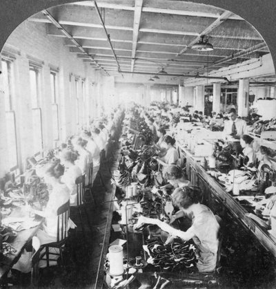 Sala da cucito in una grande fabbrica di scarpe, Syracuse, New York, USA, inizio XX secolo da Keystone View Company