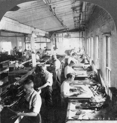 Operai che tagliano pelle per scarpe in una fabbrica, Lynn, Massachusetts, USA, XX secolo da Keystone View Company