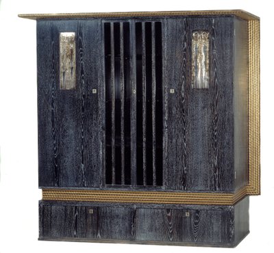Mobili: armadio con musica in quercia nera laccata, legno dorato, metallo argentato e vetro realizzato da Koloman Moser (1868-1918) 1904 Dim. 1,99 m Parigi, museo d