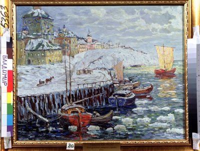 Argine in una vecchia città russa. Descrizione dei moli dove sono ormeggiate barche su un fiume coperto di blocchi di neve, sullo sfondo, una città e una barca a vela che si allontana. Dipinto di Konstantin Korovin da Konstantin Ivanovich Gorbatov