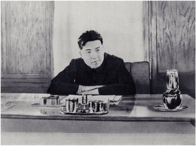 Compagno Kim Il-sung nel suo ufficio al Consiglio del Popolo della Corea del Nord (litografia) da Korean Photographer
