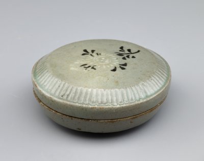 Scatola coperta con disegno intarsiato di spruzzi di crisantemo, metà XII secolo da Korean School
