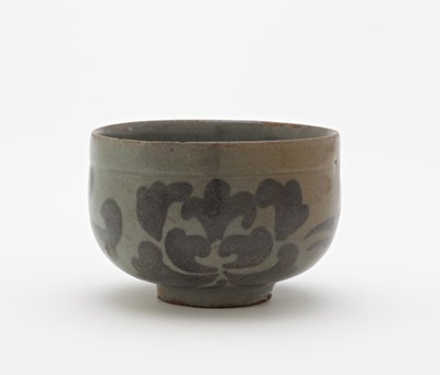 Tazza con disegno di fiori di peonia, prima metà del XII secolo da Korean School