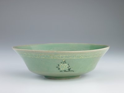Piatto con decorazione impressa a stampo e intarsiata, fine XII-metà XIII secolo da Korean School