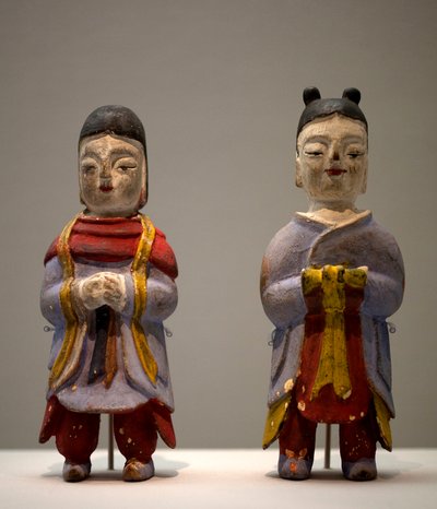 Figurine in costume da sciamano. Statuette in legno policromo, arte coreana da Korean School