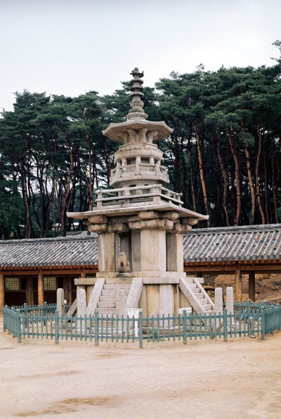 Tabo-tap (Pagoda di Prabhutaratna), parte del complesso del Tempio di Pulkuk-sa, costruito per la prima volta nel 528, ampliato nel 751 e ricostruito dopo un incendio nel 1612-59 da Korean School