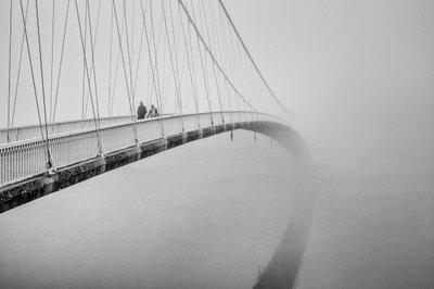 Persone su un ponte avvolto nella nebbia da Krunoslav Nevistic