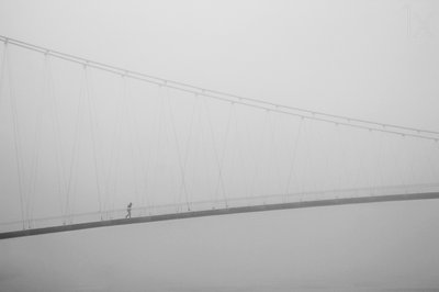 Passeggiata solitaria sul ponte avvolto dalla nebbia da Krunoslav Nevistic