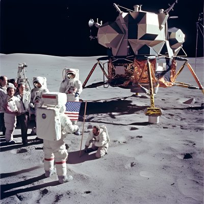 Gruppo di persone con telecamera TV che mostrano la falsificazione del progetto Apollo 11 3 da Kurt Heppke