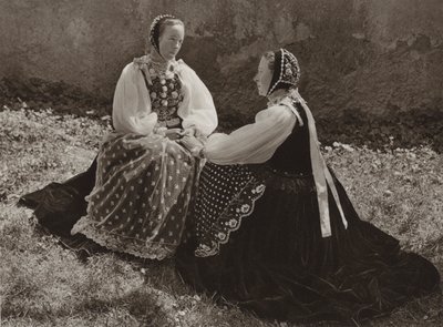 Romania: Lechinta, ragazze sassoni in costume domenicale da Kurt Hielscher
