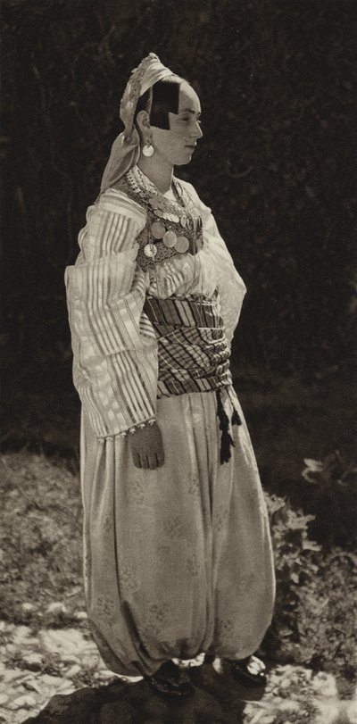 Jugoslavia: Prizren, donne in costume nazionale da Kurt Hielscher