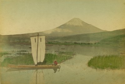 Giappone: Monte Fuji-Yama (Fuji Yama) con una barca a vela in primo piano sul Lago Hokome da Kusakabe Kimbei