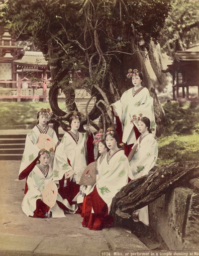 Miko, o esibizione in un tempio danzante a Nara, c.1890 da Kusakabe Kimbei