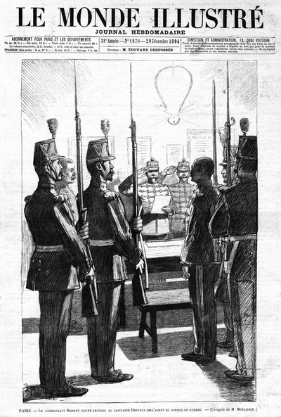 Il comandante legge, al capitano Alfred Dreyfus, l