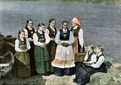 Donne e bambini in costume nazionale, Sognafjorden, Norvegia, c. 1890 da L Boulanger