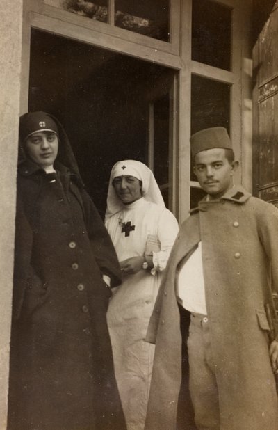 Album della Prima Guerra Mondiale in Friuli-Venezia Giulia: Ritratto di due infermiere della Croce Rossa con un prigioniero cadetto austriaco a Villa Brazzà, sede del 17° Ospedale di guerra a Soleschiano Manzano (foto in b/n) da L. Verdiani