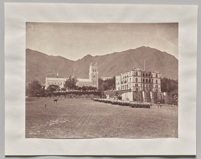 Senza titolo (Hong Kong, Cattedrale di San Giovanni, dal campo di parata, Reggimento H.M. in parata) da Lai Fong (Afong Studio)