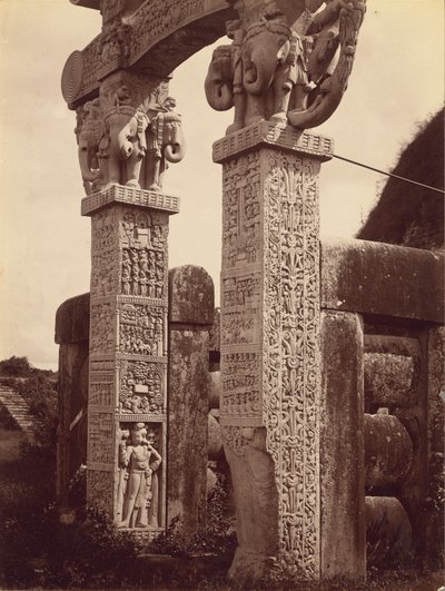 Pilastro della Porta Nord da ovest, Sanchi da Lala Deen Dayal