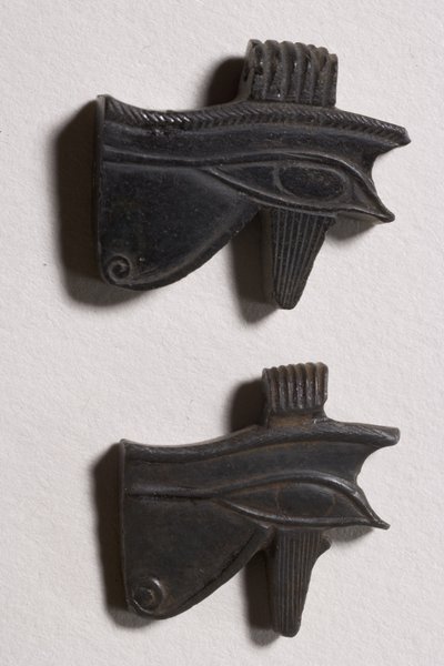 Due amuleti a forma di occhio wedjat (ossidiana) da Late Period Egyptian