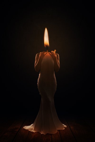 Figura eterea a forma di candela da Laura Benvenuti