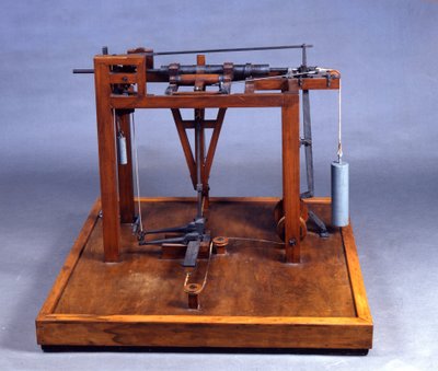 Modello in legno del “Battiloro”, un martello a tamburo usato per battere metalli preziosi da Leonardo da Vinci (1452-1519) Museo delle Scienze e delle Tecniche, Milano da Leonardo da (after) Vinci