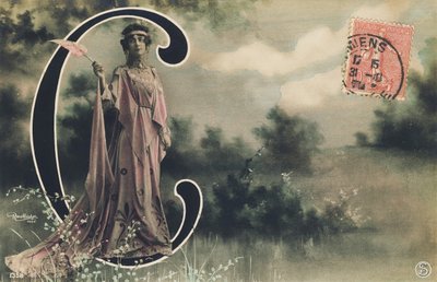 Lettera maiuscola C: Lucienne Roger, artista mondana della Belle Époque, 1906 da Leopold Emile Rutlinger