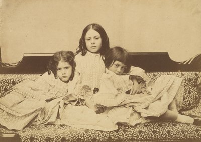 Edith, Ina e Alice Liddell su un divano, estate 1858 da Lewis Carroll