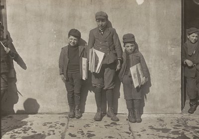 John Pento, 14 anni, Daniel e Angelo Pento, 7 anni, vendono giornali, Hartford, Connecticut da Lewis Hine