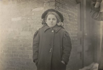 Mery Horn, una gobba aggravata dal pesante carico di carte che portava. Hartford, Connecticut, marzo 1909 da Lewis Hine